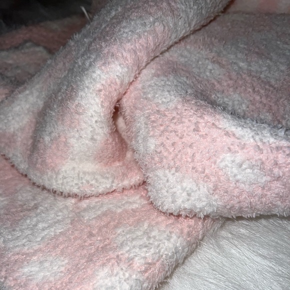 Cupcakes and Cashmere Pink Cheetah/Leopard Reversible Blanket 30x40 NWT - Picture 6 of 8